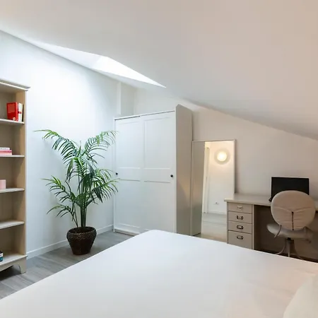 Bright Attic M4 - 2 Bedrooms Apartment