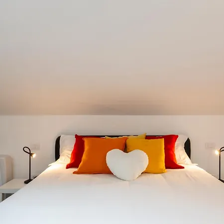 Apartment Bright Attic M4 - 2 Bedrooms Milan