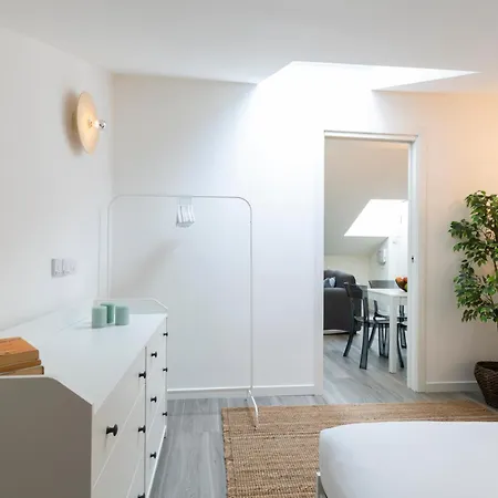 Bright Attic M4 - 2 Bedrooms Apartment