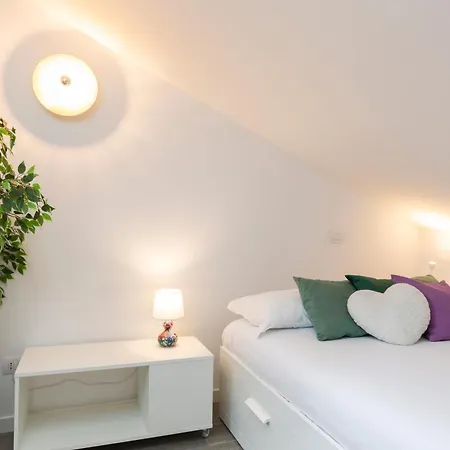 Bright Attic M4 - 2 Bedrooms * Milan