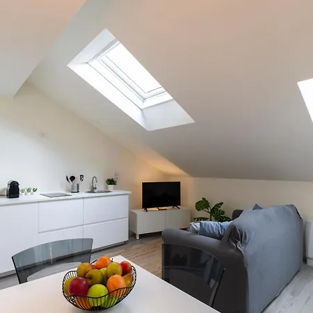 Bright Attic M4 - 2 Bedrooms Lejlighed