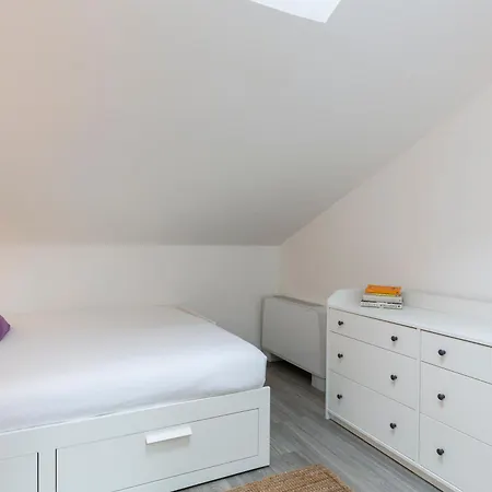 Bright Attic M4 - 2 Bedrooms 아파트 *