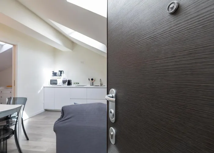 Bright Attic M4 - 2 Bedrooms شقة ميلان