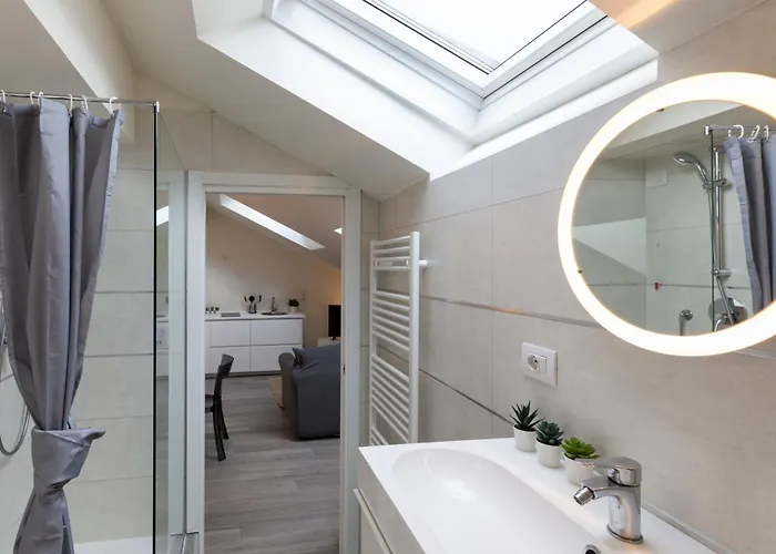 Bright Attic M4 - 2 Bedrooms * ميلان