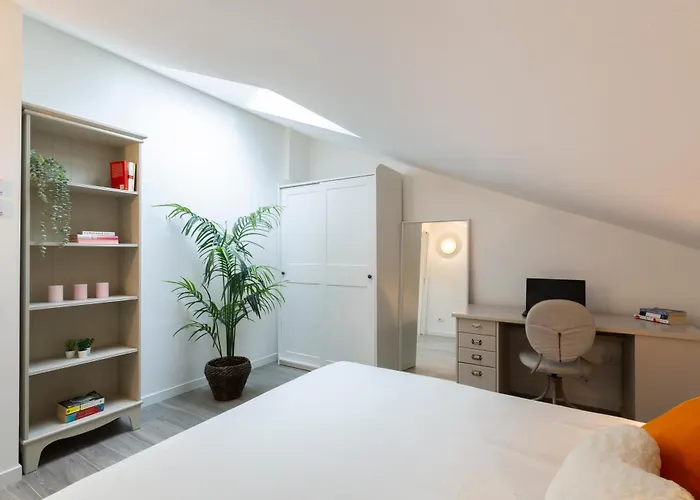 Bright Attic M4 - 2 Bedrooms شقة