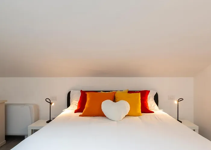 شقة Bright Attic M4 - 2 Bedrooms ميلان