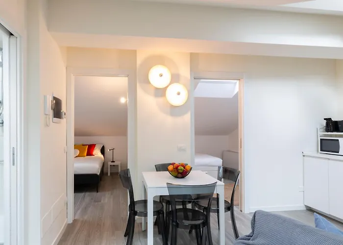 Bright Attic M4 - 2 Bedrooms ميلان