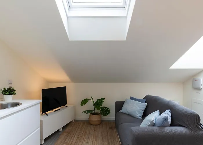 Bright Attic M4 - 2 Bedrooms