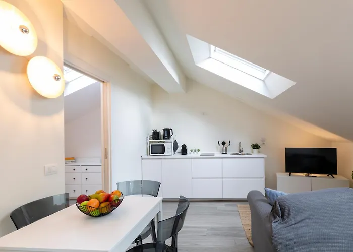 Bright Attic M4 - 2 Bedrooms ميلان